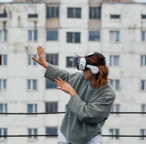 Virtual Reality (VR)